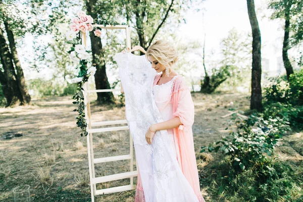 白いドレス屋外でポーズをとって若い美しい花嫁 — ストック写真