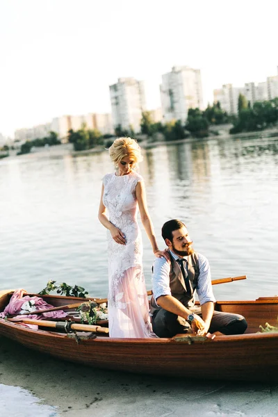 ボートでポーズをとって若い結婚式のカップル — ストック写真