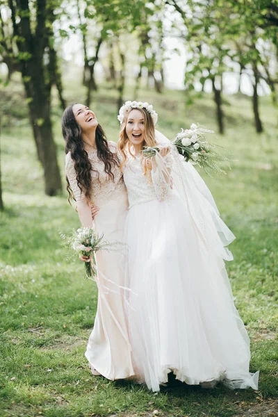 Inschrijving Bruid Met Bruidsmeisje Poseren Tuin — Stockfoto