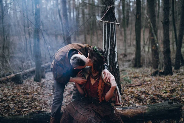 Yakışıklı Olan Orman Öpüşme Içinde Onun Sevgili Kızı Ile — Stok fotoğraf