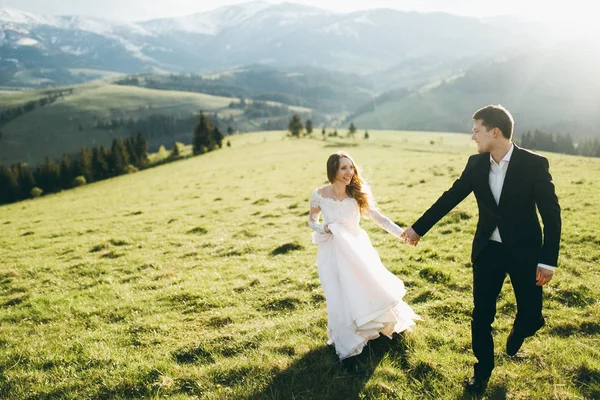 Ungt Par Nygifta Hålla Händer Utomhus — Stockfoto