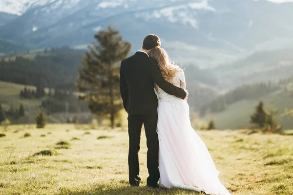 Jovem Casal Recém Casados Abraçando Livre — Fotografia de Stock