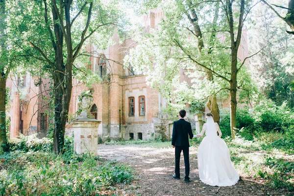 Glückliches Hochzeitspaar Beim Spaziergang Der Nähe Der Alten Burg — Stockfoto