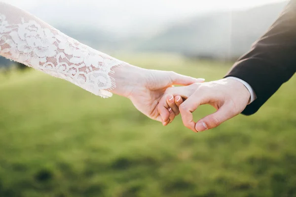 Jovem Casal Recém Casados Mãos Dadas — Fotografia de Stock