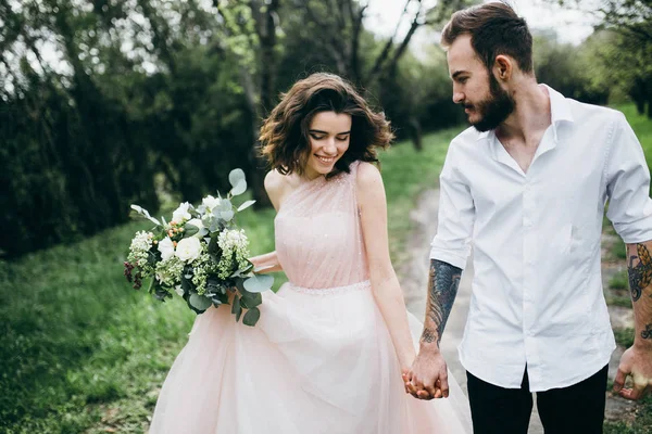 Joven Pareja Recién Casados Primavera Jardín Cogidos Mano —  Fotos de Stock