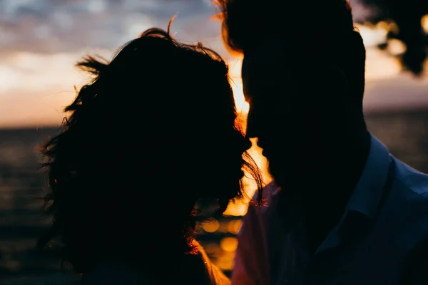 Jong Koppel Voor Pasgetrouwden Door Het Meer Bij Zonsondergang — Stockfoto