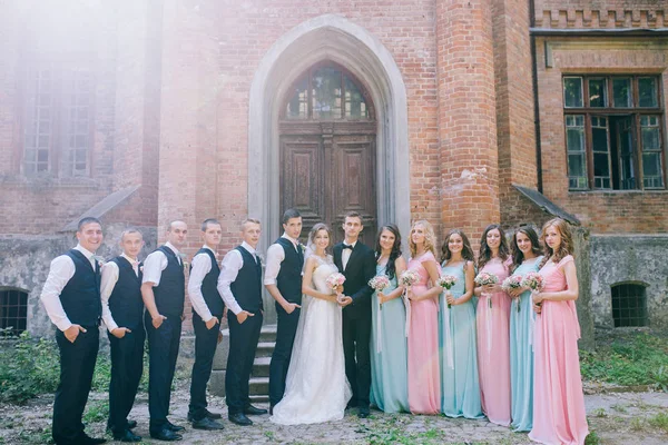 Inschrijving Bruid Met Lachende Groomsmen Poseren Bruidskinderen Bruidegom — Stockfoto