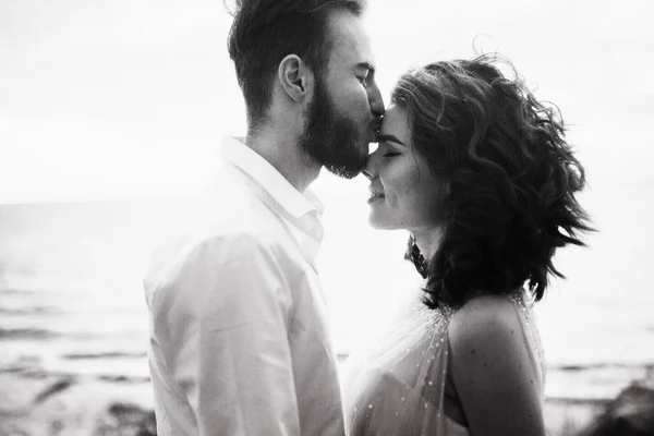 Jovem Casal Recém Casados Beijando Junto Lago — Fotografia de Stock