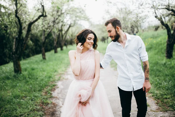 Jeune Couple Jeunes Mariés Posant Dans Jardin Printemps — Photo