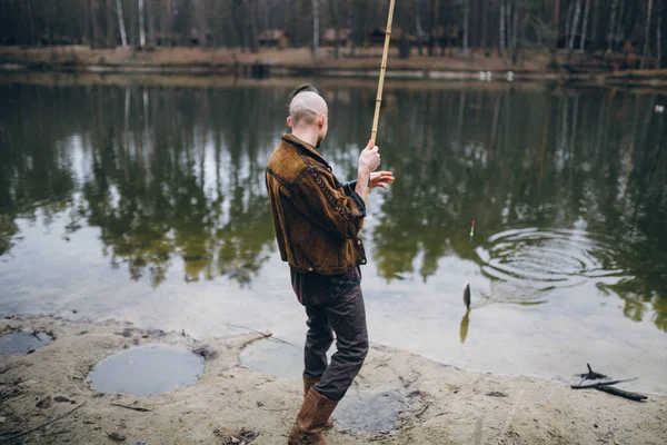 Göl Kenarında Onun Catch Ile Yakışıklı Balıkçı — Stok fotoğraf