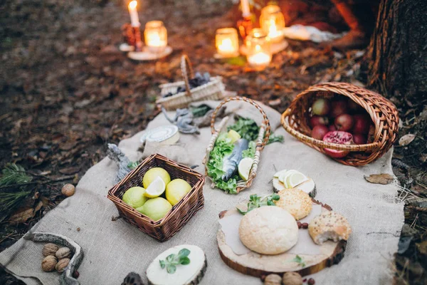 Peixe Com Legumes Chão Floresta — Fotografia de Stock