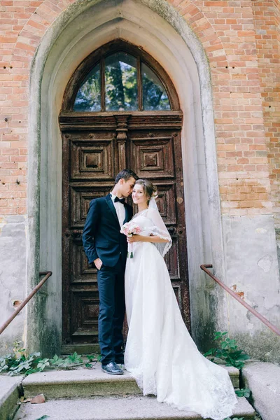 Bruidspaar Poseren Buurt Van Het Oude Geweldig Kasteel — Stockfoto