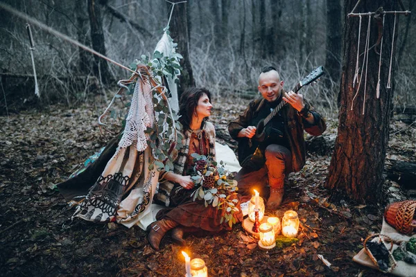 Yakışıklı Olan Sevgili Kızı Ormanda Için Gitar Çalmak — Stok fotoğraf