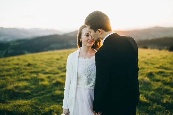 Jovem Casal Recém Casados Posando Montanhas — Fotografia de Stock