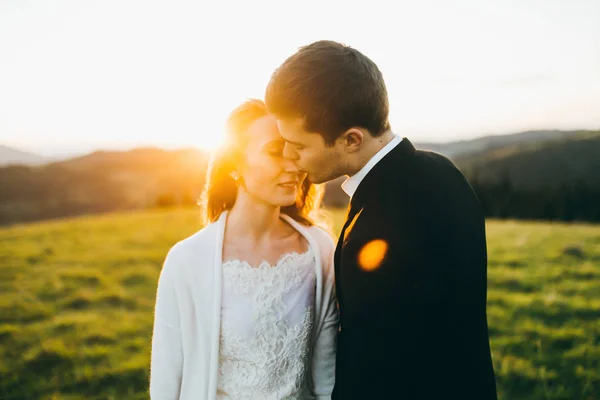 Junges Brautpaar Küsst Sich Den Bergen — Stockfoto