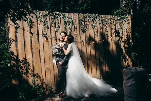 Joven Pareja Recién Casados Posando Por Cerca Madera — Foto de Stock