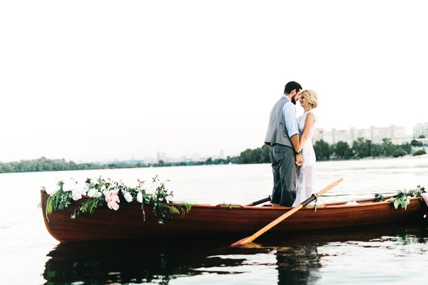 Jovem Casal Casamento Posando Barco — Fotografia de Stock