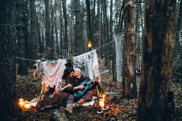 Yakışıklı Olan Sevgili Kızı Ormanda Için Gitar Çalmak — Stok fotoğraf