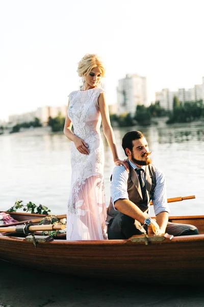 ボートでポーズをとって若い結婚式のカップル — ストック写真