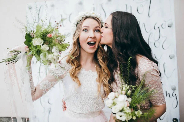 Inschrijving Bruid Met Bruidsmeisje Poseren Tuin — Stockfoto