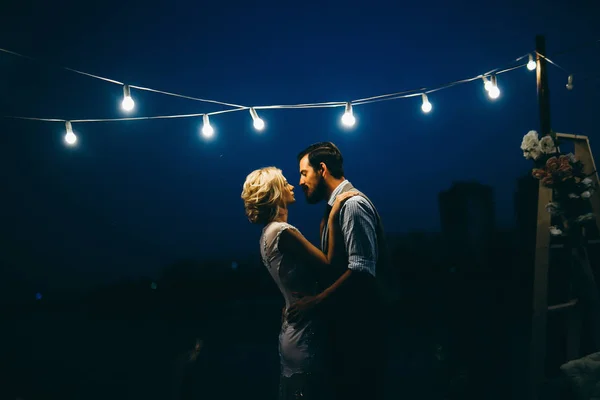 Feliz Jovem Casal Recém Casados Cais Abraçando — Fotografia de Stock