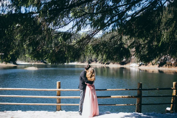 Feliz Joven Pareja Recién Casados Posando Cerca Lago Montaña — Foto de stock gratis