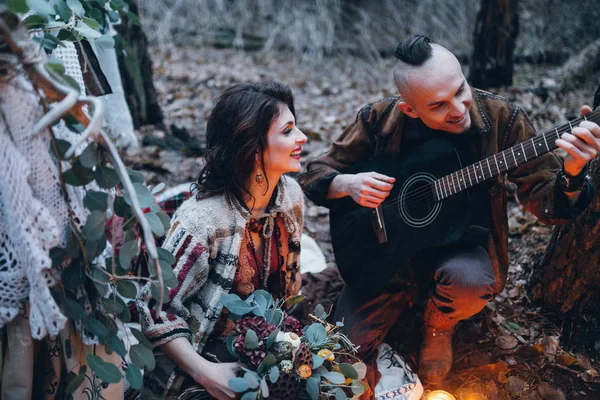 Tip Chipeş Cântând Chitară Pentru Iubita Lui Fată Din Pădure — Fotografie, imagine de stoc