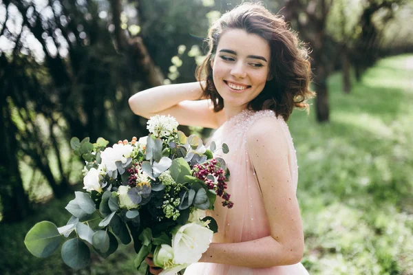 Jeune Belle Mariée Tenant Des Fleurs Extérieur — Photo