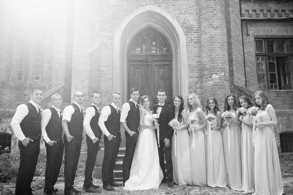 Inschrijving Bruid Met Lachende Groomsmen Poseren Bruidskinderen Bruidegom — Stockfoto