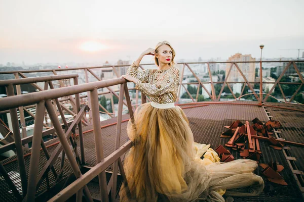 Eleganckie Oblubienicy Złotej Sukience Pozowanie Dachu — Zdjęcie stockowe