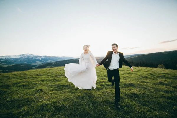Jovem Casal Recém Casados Correndo Nas Montanhas — Fotografia de Stock