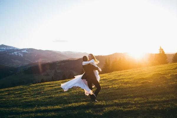 Novio Joven Sosteniendo Novia Brazos — Foto de Stock