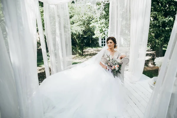 Joven Hermosa Novia Posando Casa Jardín — Foto de Stock