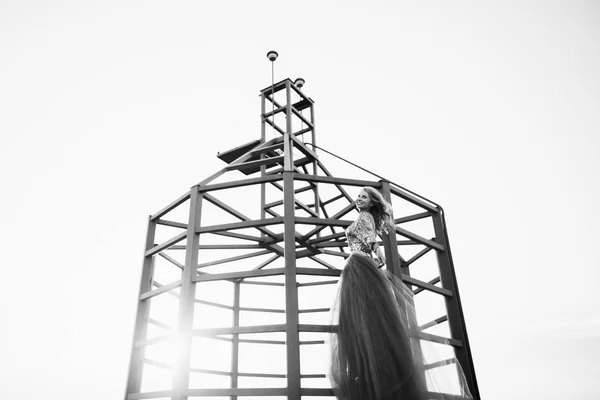 Mladá Nevěsta Elegantní Pózuje Střeše Černé Bílé — Stock fotografie