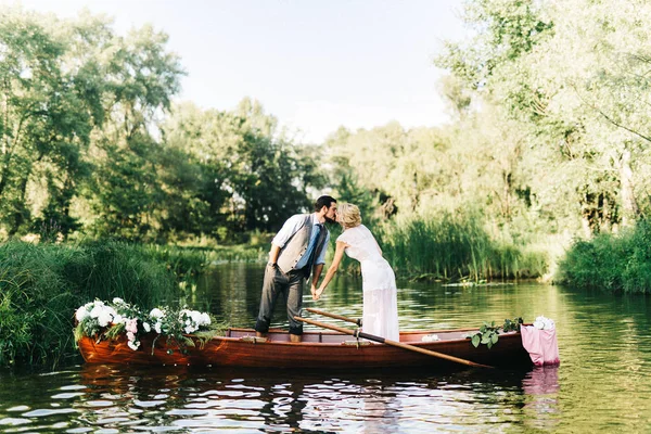Νέοι Γαμήλιο Ζεύγος Στο Σκάφος Φιλιά — Φωτογραφία Αρχείου
