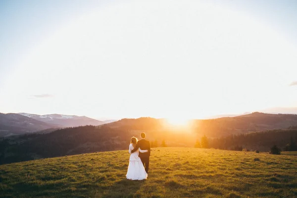 Jovem Casal Recém Casados Abraçando Livre — Fotografia de Stock