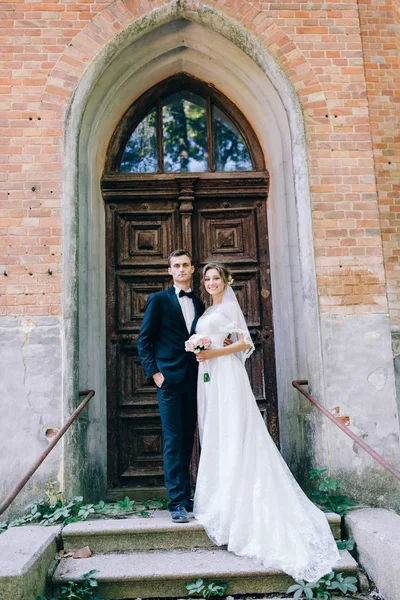 Couple Mariage Posant Près Vieux Château Étonnant — Photo