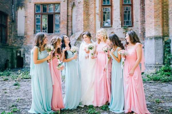 Noiva Macia Com Damas Honra Sorridentes Vestidas Com Vestidos Longos — Fotografia de Stock