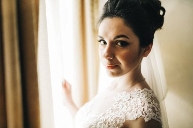 Kapalı poz genç güzel gelin