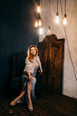 İçeride poz veren güzel bir kadın.