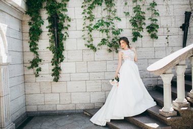 genç güzel gelin buketi ile poz 