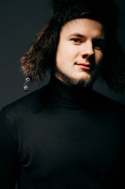 Studio poz kürk şapka serin adam