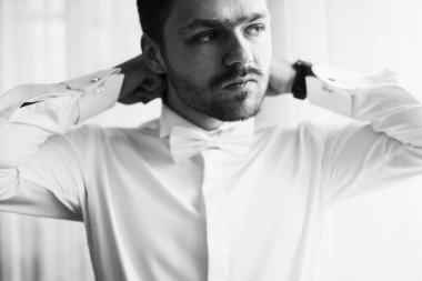 yakışıklı delikanlı giyinmek