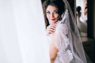 Kapalı poz genç güzel gelin