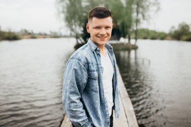 yakışıklı delikanlı köprüde poz