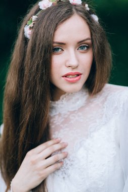 Genç güzel gelin dışarıda poz veriyor.