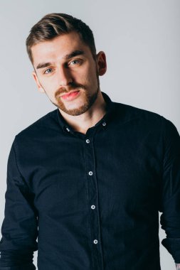 yakışıklı adam moda Studio'da poz