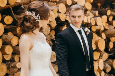 Güzel, genç bir çift yeni evli poz veriyor.   