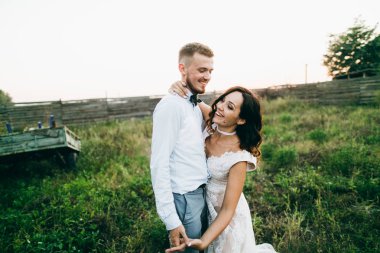 güzel genç bir çift açık havada poz