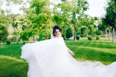 Genç güzel gelin dışarıda poz veriyor.